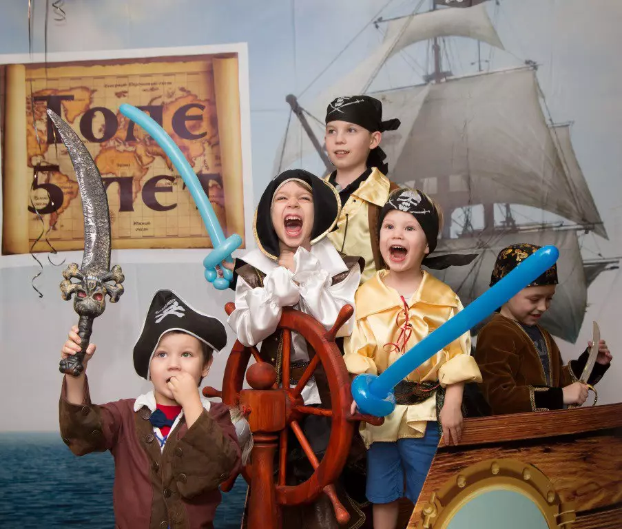 Pirate үдэшлэг (52 зураг): Хүүхэд, насанд хүрэгчдэд зориулсан хувилбар, насанд хүрэгчид, төрсөн өдрийн чимэглэл, зугаа цэнгэлийн тэмцээний тэмцээн 18152_4