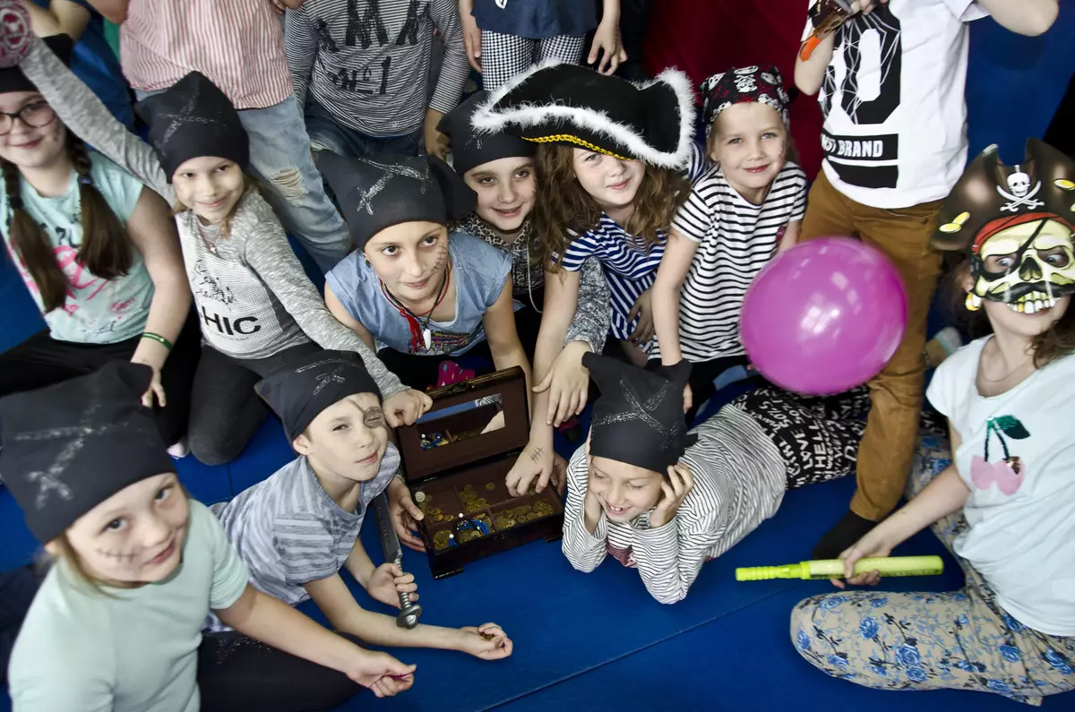 Partit Pirata (52 fotos): Escenari per a nens i adults, decoració aniversari, concursos per a una empresa diversió 18152_40