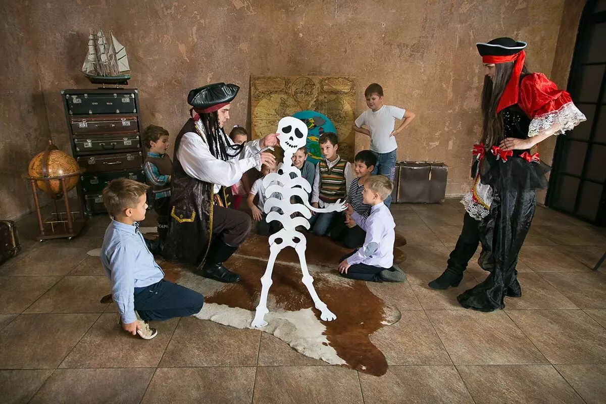 Pirate үдэшлэг (52 зураг): Хүүхэд, насанд хүрэгчдэд зориулсан хувилбар, насанд хүрэгчид, төрсөн өдрийн чимэглэл, зугаа цэнгэлийн тэмцээний тэмцээн 18152_42