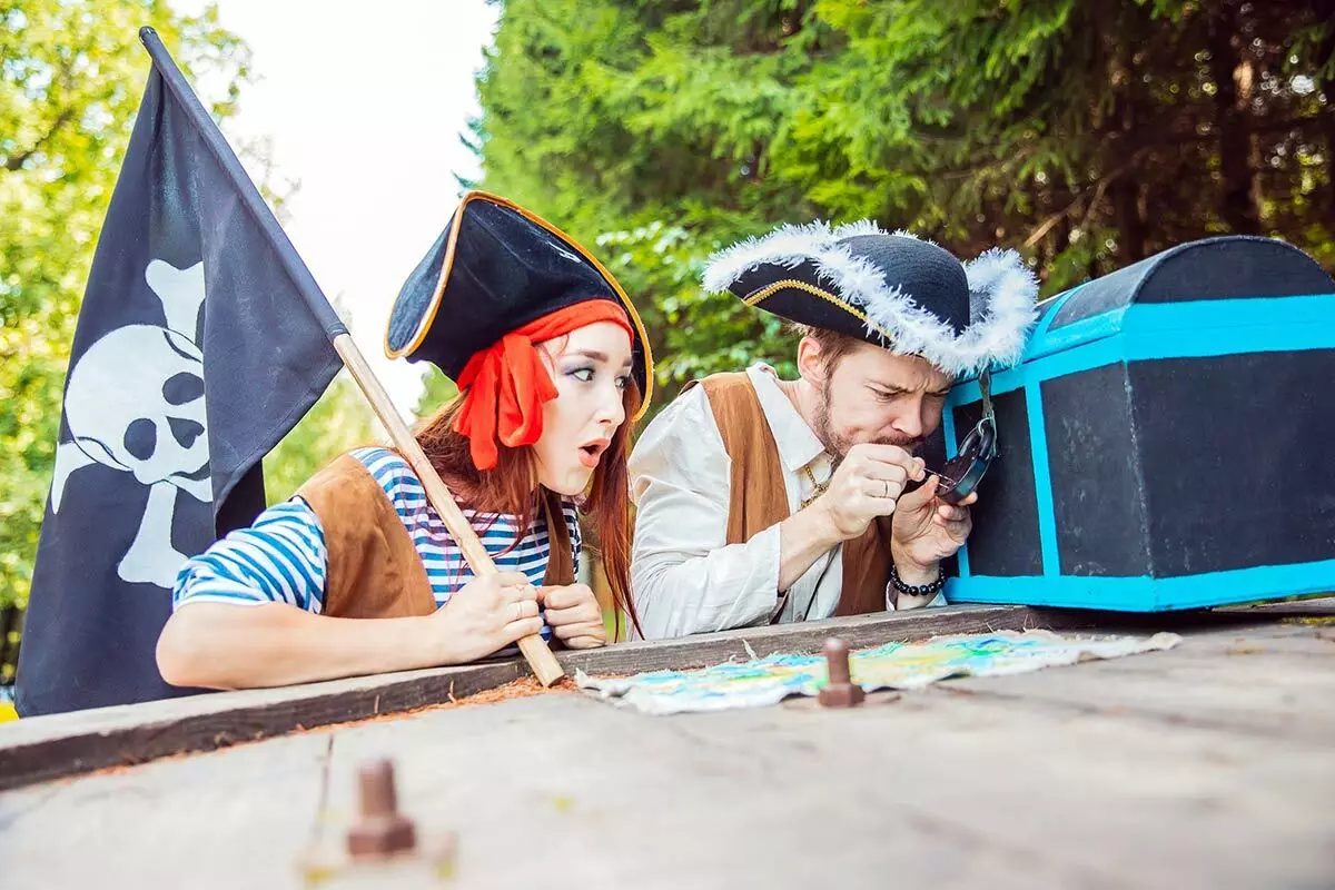 Pirate Party (52 φωτογραφίες): Σενάριο για παιδιά και ενήλικες, διακόσμηση γενεθλίων, διαγωνισμοί για μια εταιρεία διασκέδασης 18152_48