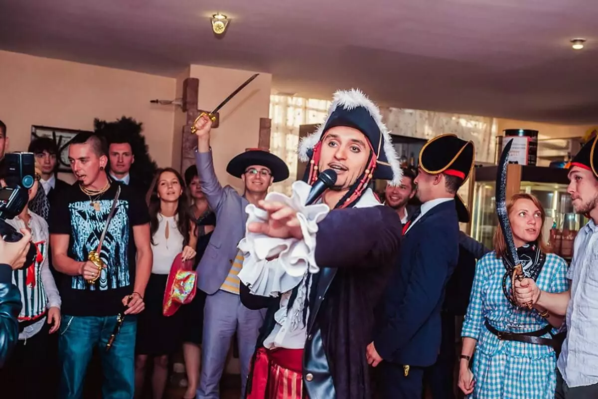 Partit Pirata (52 fotos): Escenari per a nens i adults, decoració aniversari, concursos per a una empresa diversió 18152_49