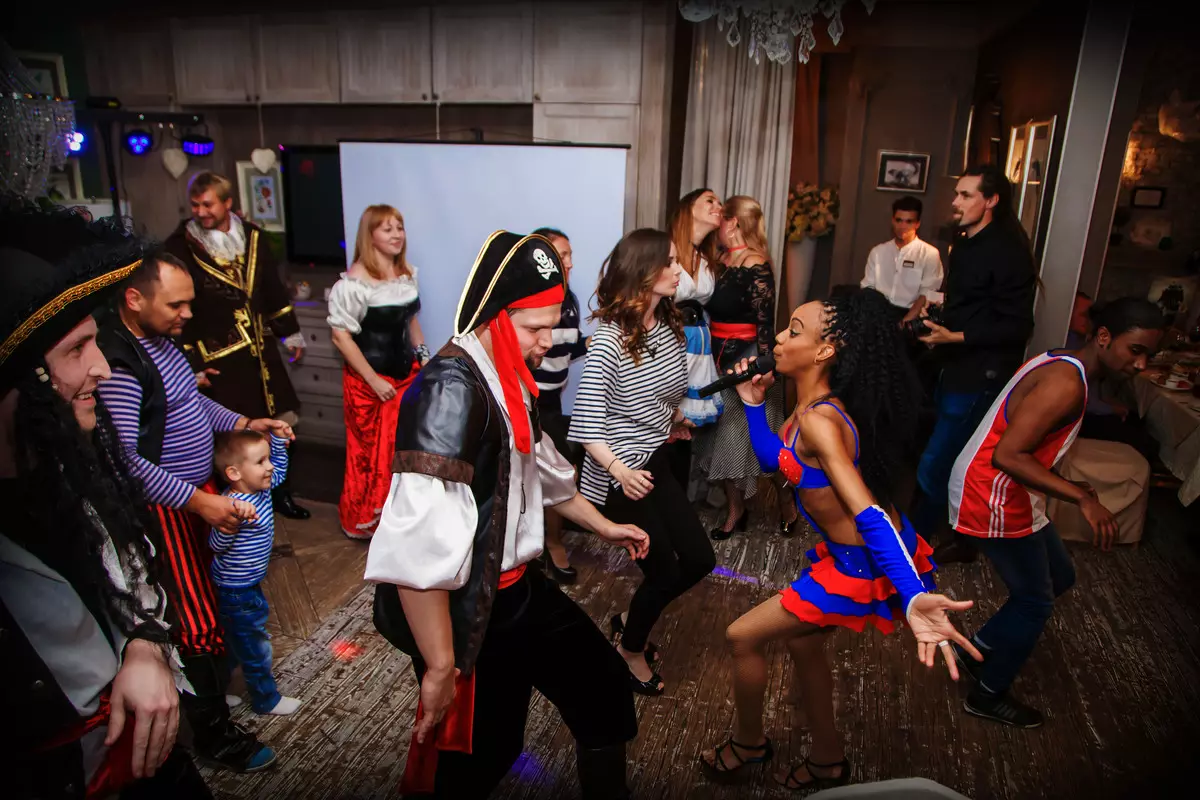Pirate Party (52 φωτογραφίες): Σενάριο για παιδιά και ενήλικες, διακόσμηση γενεθλίων, διαγωνισμοί για μια εταιρεία διασκέδασης 18152_50