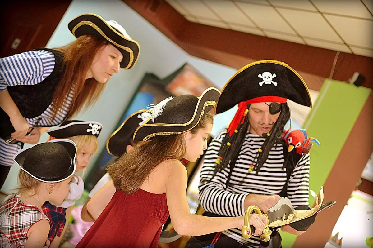 Pirate үдэшлэг (52 зураг): Хүүхэд, насанд хүрэгчдэд зориулсан хувилбар, насанд хүрэгчид, төрсөн өдрийн чимэглэл, зугаа цэнгэлийн тэмцээний тэмцээн 18152_52