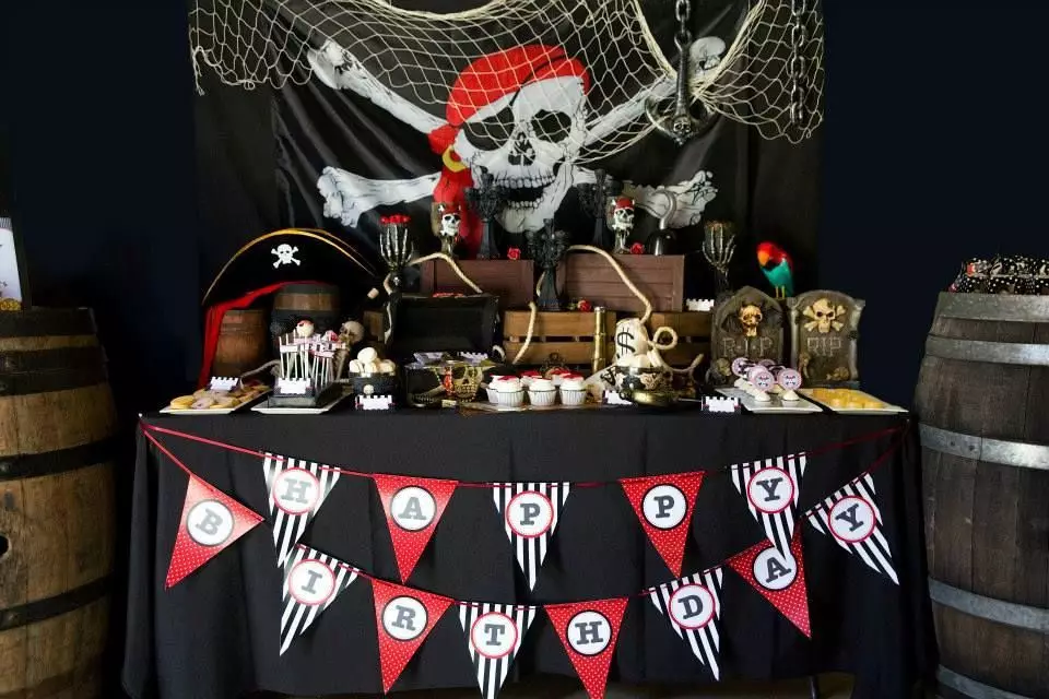 Partit Pirata (52 fotos): Escenari per a nens i adults, decoració aniversari, concursos per a una empresa diversió 18152_6