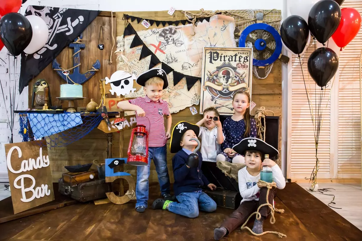 Partit Pirata (52 fotos): Escenari per a nens i adults, decoració aniversari, concursos per a una empresa diversió 18152_7