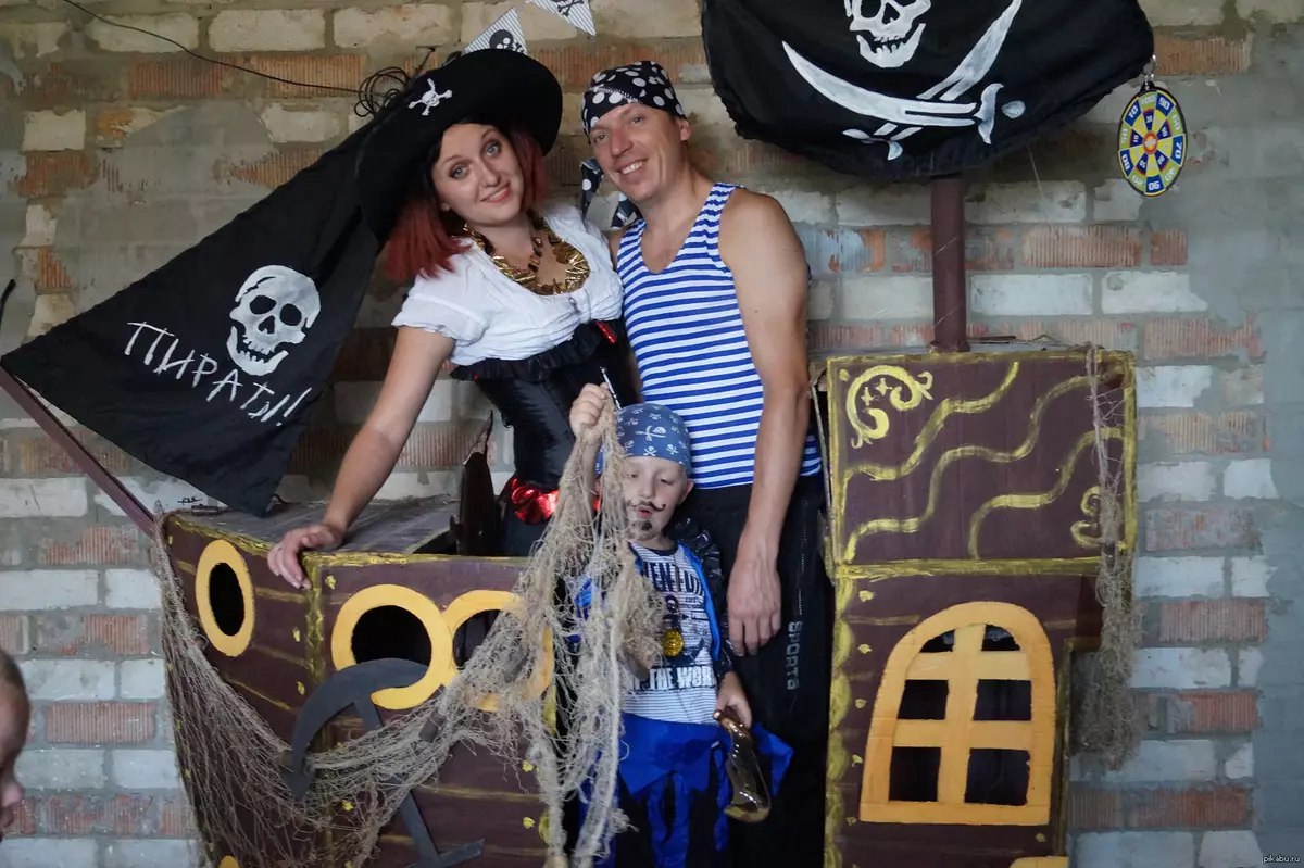 Pirate үдэшлэг (52 зураг): Хүүхэд, насанд хүрэгчдэд зориулсан хувилбар, насанд хүрэгчид, төрсөн өдрийн чимэглэл, зугаа цэнгэлийн тэмцээний тэмцээн 18152_8