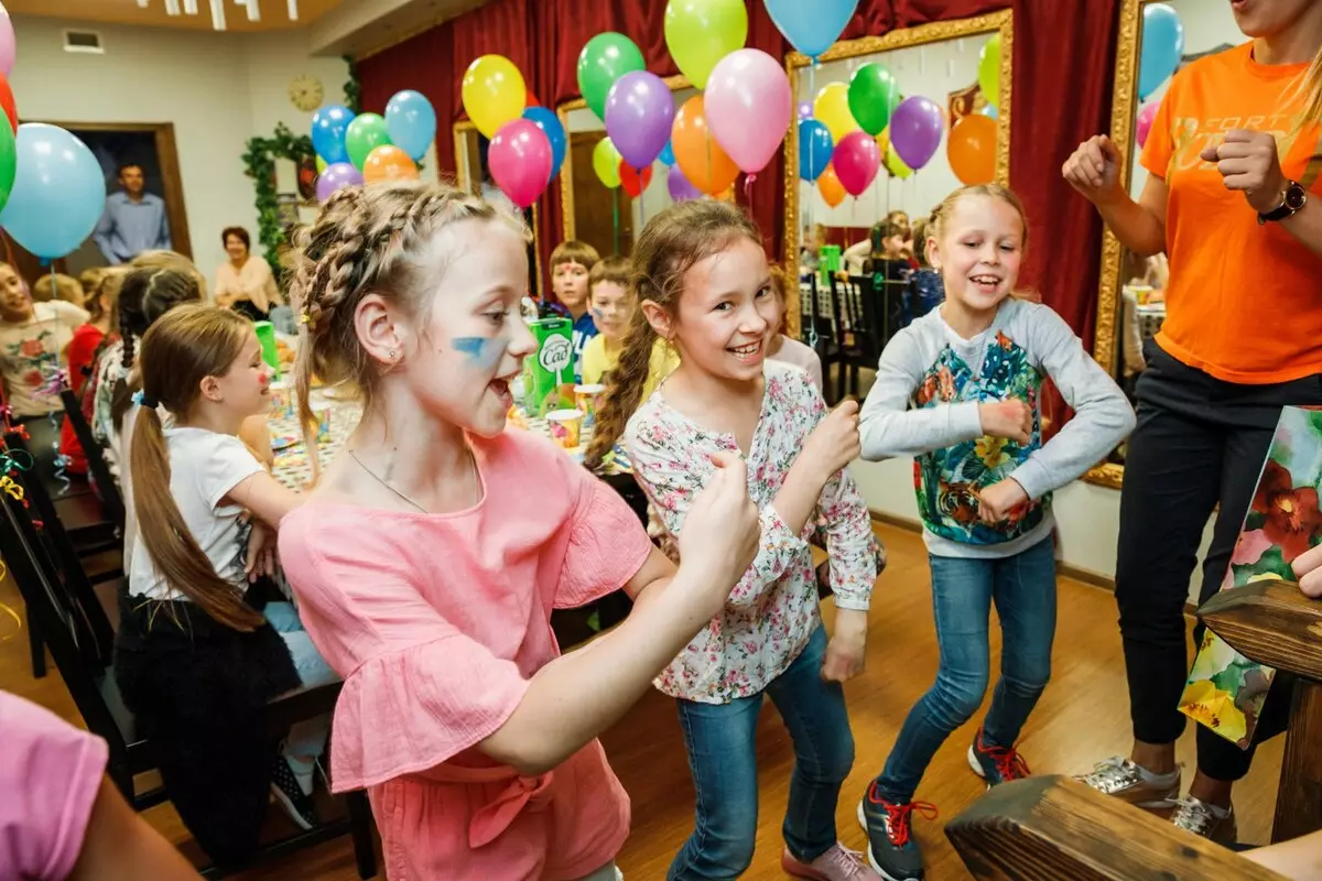 Các bữa tiệc cho trẻ em: Sinh nhật denim và trẻ em theo phong cách của Masha Masha và Bear, các bài hát và trò chơi dành cho nữ và chàng trai, ý tưởng của các bữa tiệc theo chủ đề 18155_66