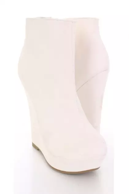 Цагаан шагай шагайны гутал (48 зураг): Өвлийн өсгийтэй хувцас өмссөн шаантаг дээрх цагаан загварууд 1816_11
