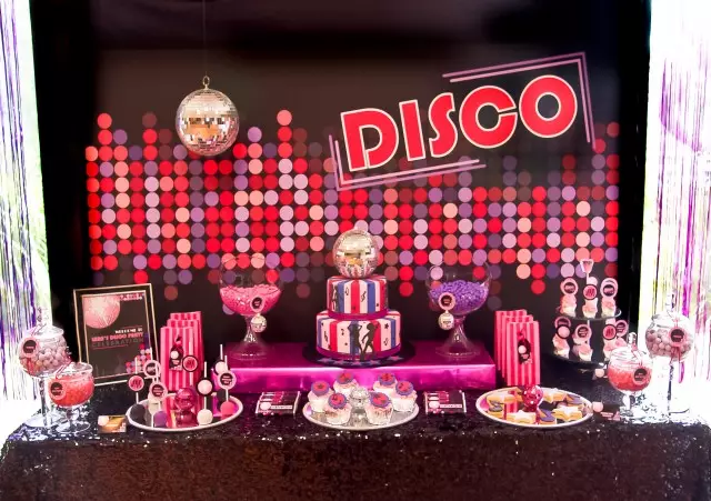 Partiya Disco-Style: New Year and Children, ji bo salvegera û salvegera, skrîpta, çawa meriv li ser partiyekê di şêweya 70-an de cilê dike 18170_3