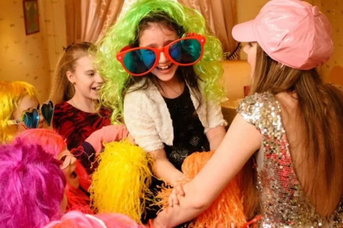 Bữa tiệc kiểu vũ trường: Năm mới và trẻ em, cho sinh nhật và vào ngày kỷ niệm, kịch bản, cách mặc trang phục trong một bữa tiệc theo phong cách thập niên 70 18170_5