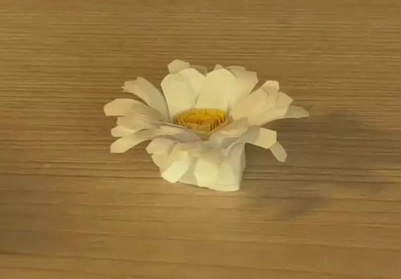 Flores el 8 de marzo. Hazlo tú mismo: ¿cómo hacer una artesanía de la mamá de papel corrugado? Ramo de papel de color en un jarrón, tulipanes y otras opciones. 18183_14