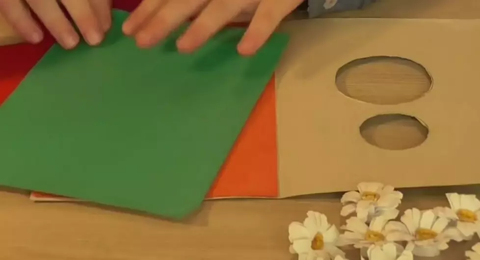 Blomme op 8 Maart doen dit self: hoe om 'n vaartuig van geriffelde papier ma maak? Ruiker van gekleurde papier in 'n vaas, tulpe en ander opsies 18183_16