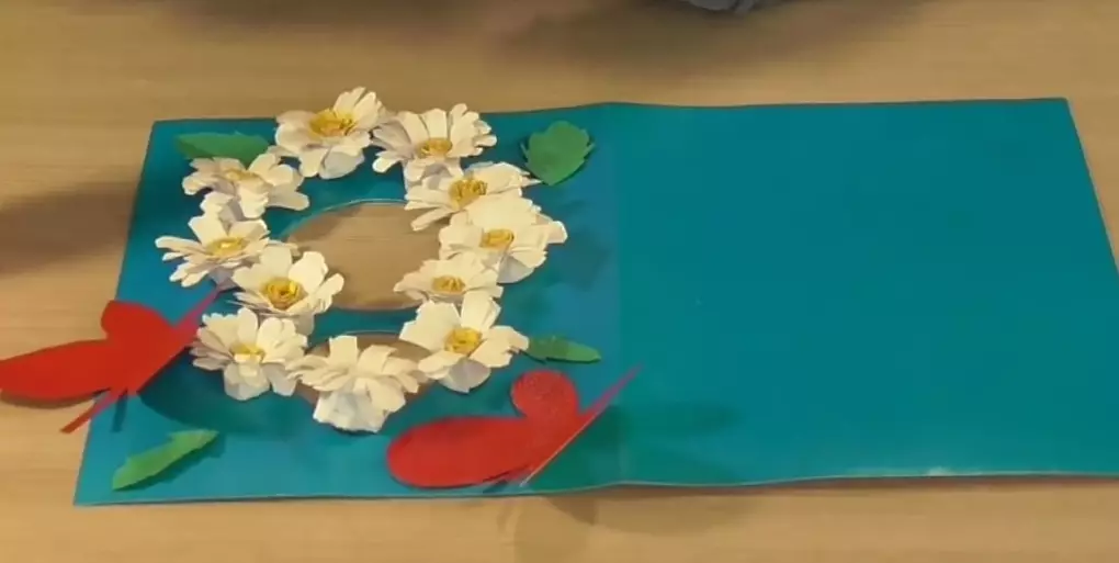 Flors el 8 de març, fes-ho tu mateix: com fer una embarcació de la mare de paper corrugat? Bouquet de paper de colors en un gerro, tulipes i altres opcions 18183_17