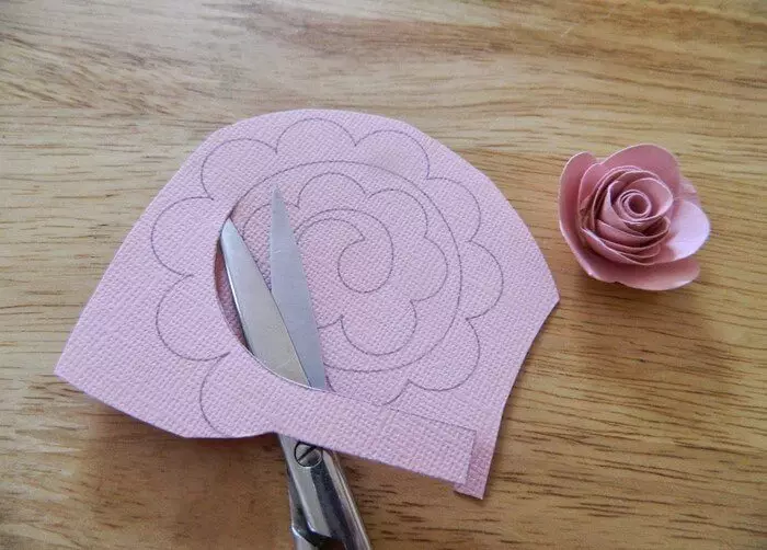 Цвеќиња на 8 март го прават тоа сами: како да направите занает од брановидни хартија мајка? Букет од обоена хартија во вазна, лалиња и други опции 18183_26