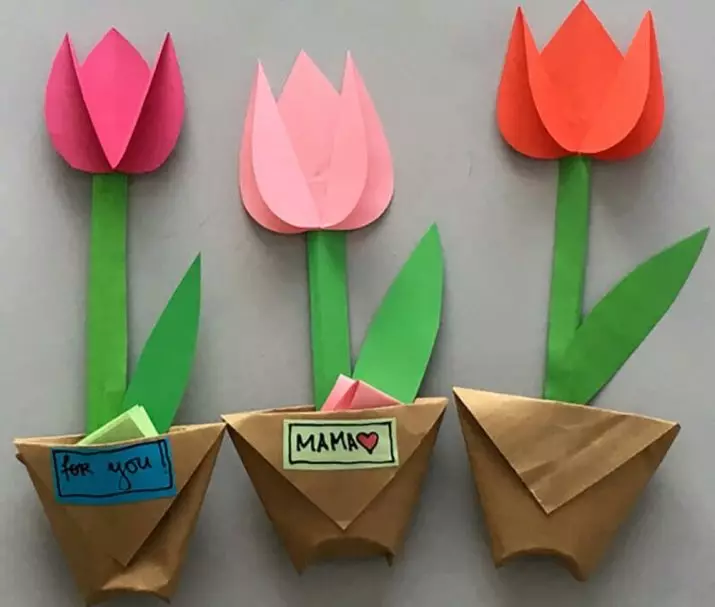 Flors el 8 de març, fes-ho tu mateix: com fer una embarcació de la mare de paper corrugat? Bouquet de paper de colors en un gerro, tulipes i altres opcions 18183_30
