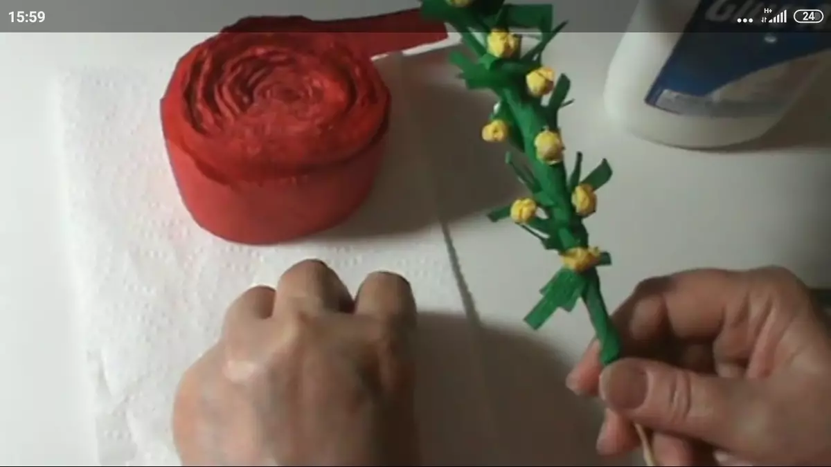 Blumen am 8. März machen es selbst: Wie man ein Handwerk aus Wellpapiermutter macht? Blumenstrauß von farbigem Papier in einem Vase, Tulpen und anderen Optionen 18183_35