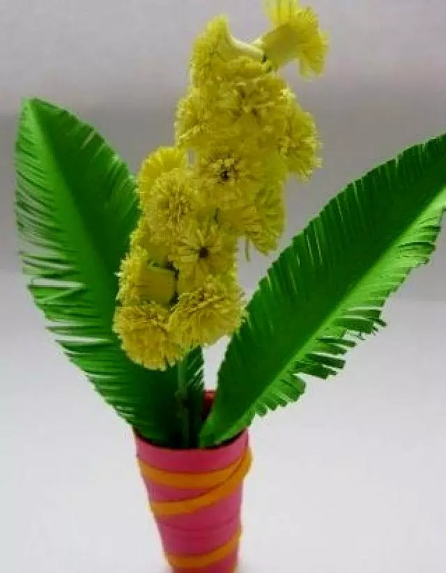 Blomster den 8. marts Gør det selv: Sådan laver du et håndværk fra bølgepapbor? Bouquet af farvet papir i en vase, tulipaner og andre muligheder 18183_36