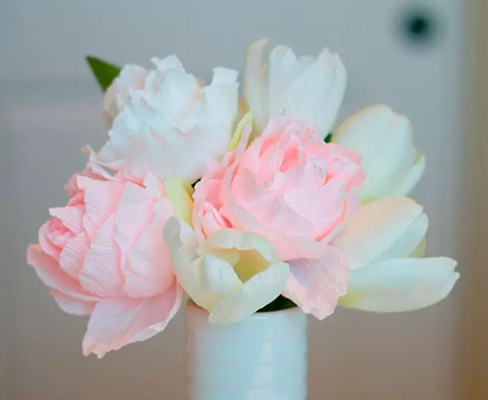 Gėlės kovo 8 d. Padarykite tai patys: kaip padaryti, kad amatų iš gofruoto popieriaus mama? Spalvoto popieriaus puokštė vaza, tulpės ir kitos parinktys 18183_43
