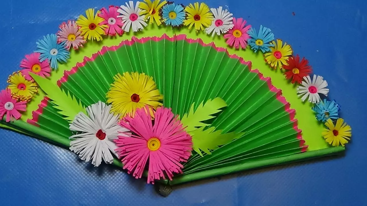 Flori pe 8 martie Faceți-vă singur: cum să faceți o ambarcațiune din mama de hârtie ondulată? Buchet de hârtie colorată într-o vază, lalele și alte opțiuni 18183_49