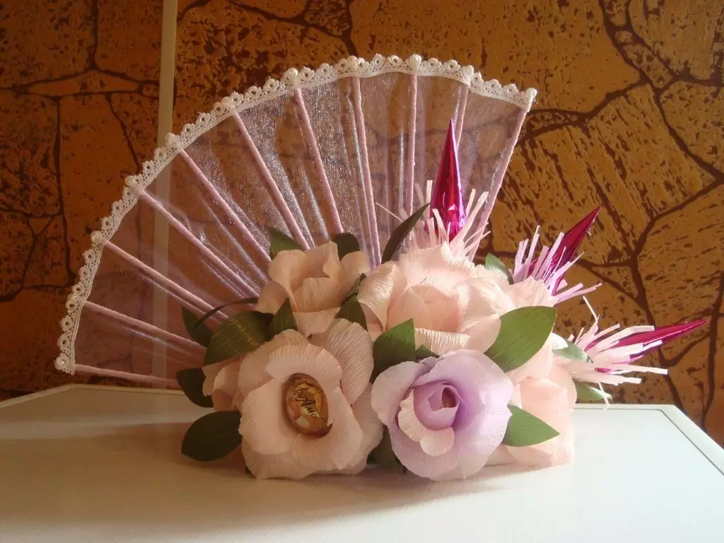 3月8日的花朵自己做：如何從瓦楞紙媽媽中製作工藝？彩色紙花束在花瓶，鬱金香和其他選擇 18183_50