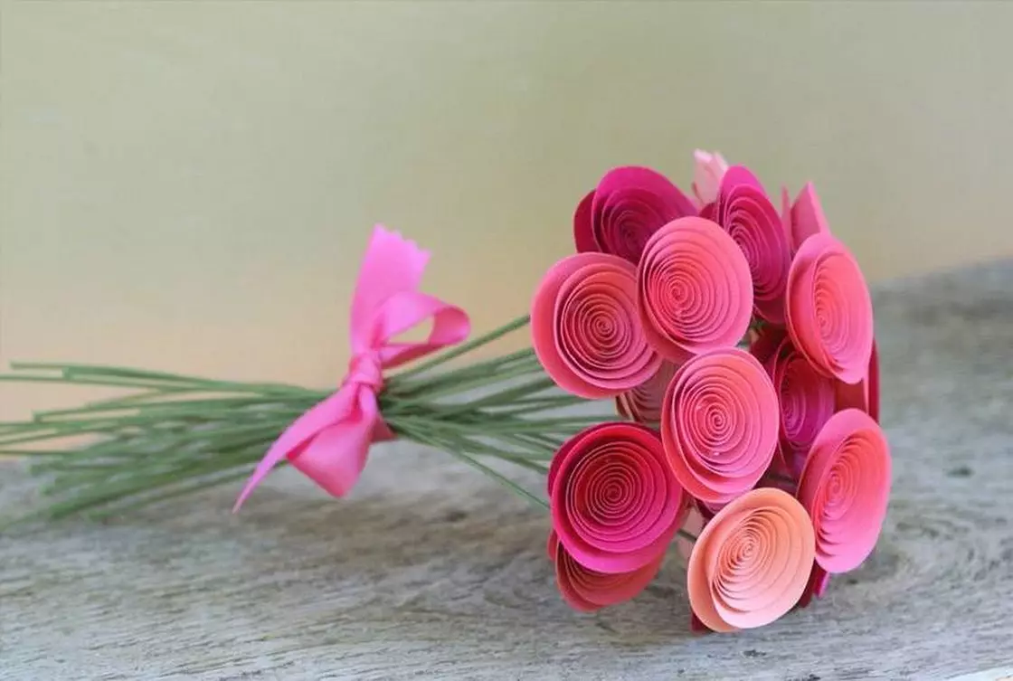 Cvijeće 8. marta učinite sami: Kako napraviti zanat od valovitog papirnog mama? Buket obojenog papira u vazi, tulipanima i drugim opcijama 18183_7
