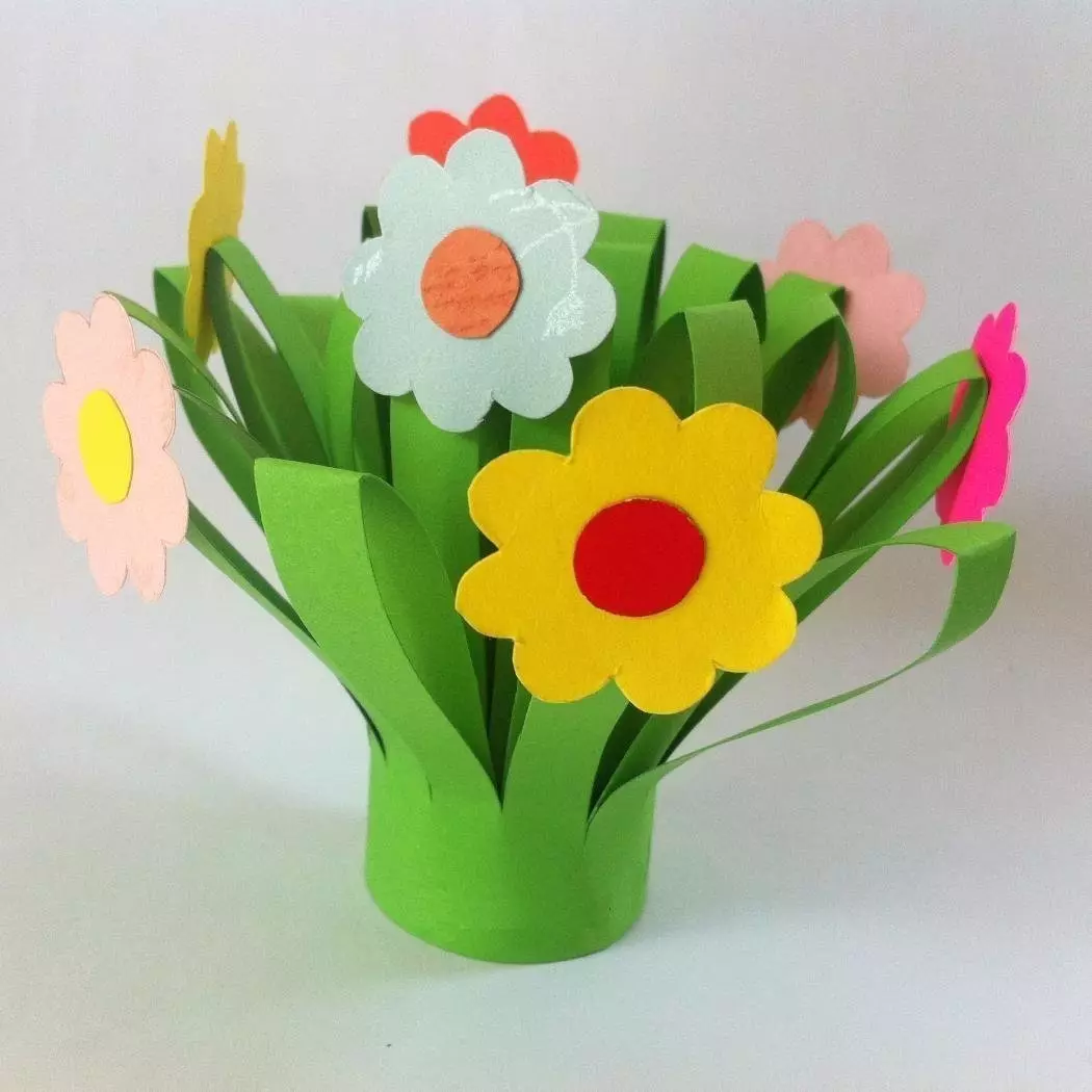 گل در تاریخ 8 مارس این کار را انجام دهید: چگونه ساخت یک صنایع دستی از مامان کاغذ راه راه؟ دسته از کاغذ رنگی در گلدان، لاله ها و سایر گزینه ها 18183_8