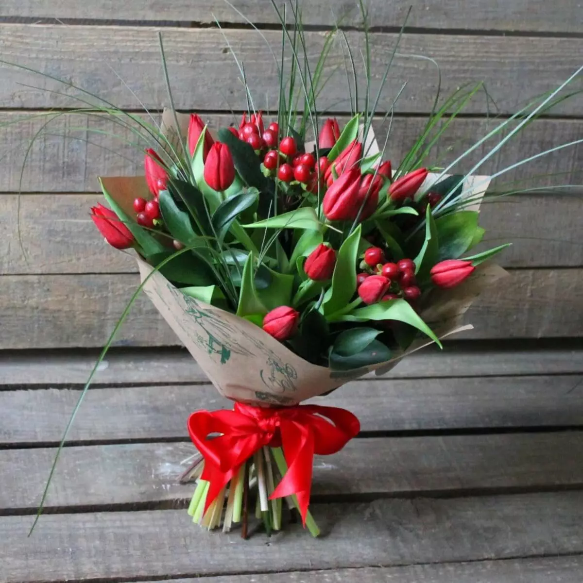 Cvetovi 8. marca: Kaj dajejo dekleta in ženske? Kaj je bolje dati moji ženi? Kaj se običajno prodajajo? Zakaj je mogoče dati tulipane? 18190_13
