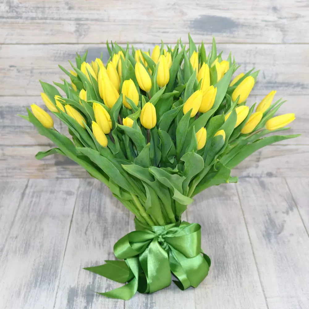 Virágok március 8-án: Mit adnak a lányok és a nők? Mi jobb, ha feleségem adni? Mit adnak el általában? Miért lehetséges a tulipánok megadása? 18190_17