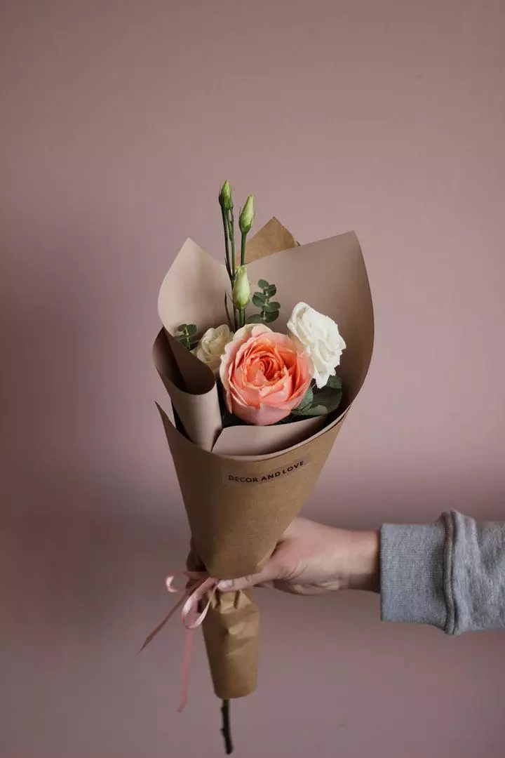 ดอกไม้วันที่ 8 มีนาคม: ผู้หญิงและผู้หญิงให้อะไร อะไรจะดีกว่าที่จะให้ภรรยาของฉัน มักจะขายอะไร ทำไมจึงเป็นไปได้ที่จะให้ดอกทิวลิป? 18190_19