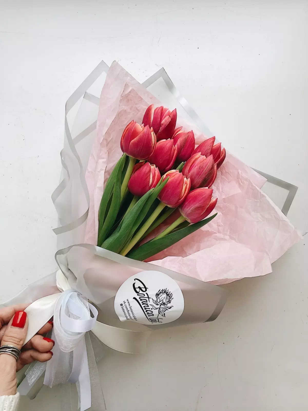 Blomster den 8. marts: Hvad giver piger og kvinder? Hvad er bedre at give min kone? Hvad sælges normalt? Hvorfor er det muligt at give tulipaner? 18190_21