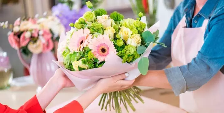 Blommor den 8 mars: Vad ger tjejer och kvinnor? Vad är bättre att ge min fru? Vad säljs vanligtvis? Varför är det möjligt att ge tulpaner? 18190_22