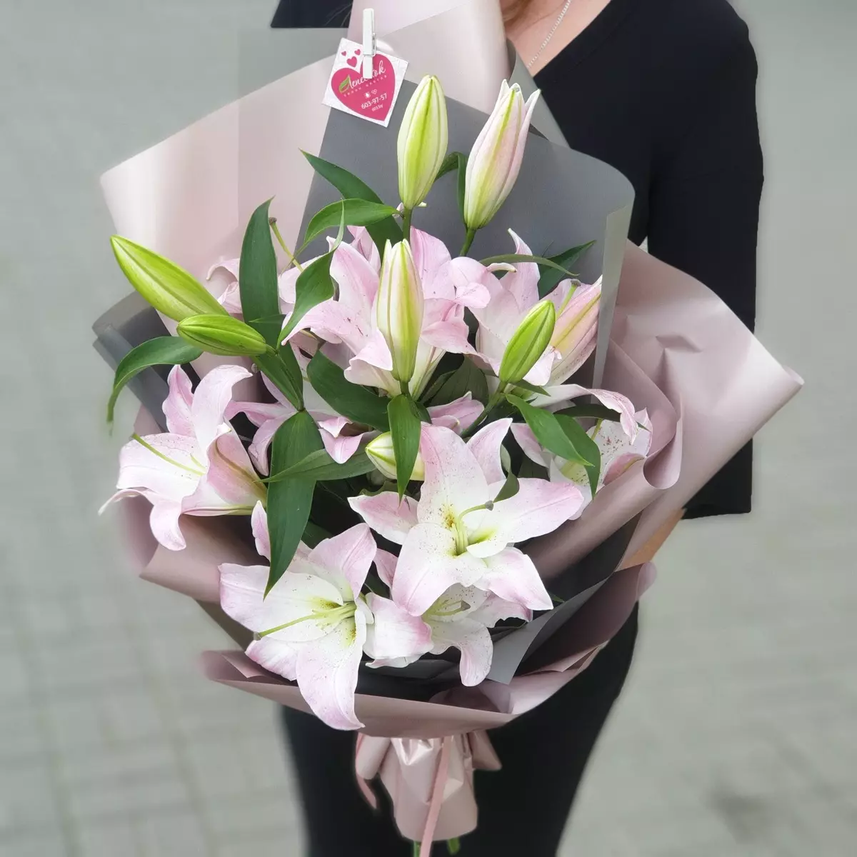 Flores o 8 de marzo: que dan as nenas e as mulleres? Que é mellor dar á miña muller? Que se vende normalmente? Por que é posible dar tulipas? 18190_30
