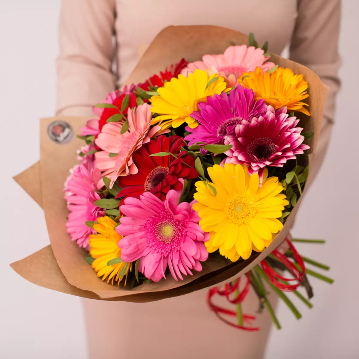 ดอกไม้วันที่ 8 มีนาคม: ผู้หญิงและผู้หญิงให้อะไร อะไรจะดีกว่าที่จะให้ภรรยาของฉัน มักจะขายอะไร ทำไมจึงเป็นไปได้ที่จะให้ดอกทิวลิป? 18190_31