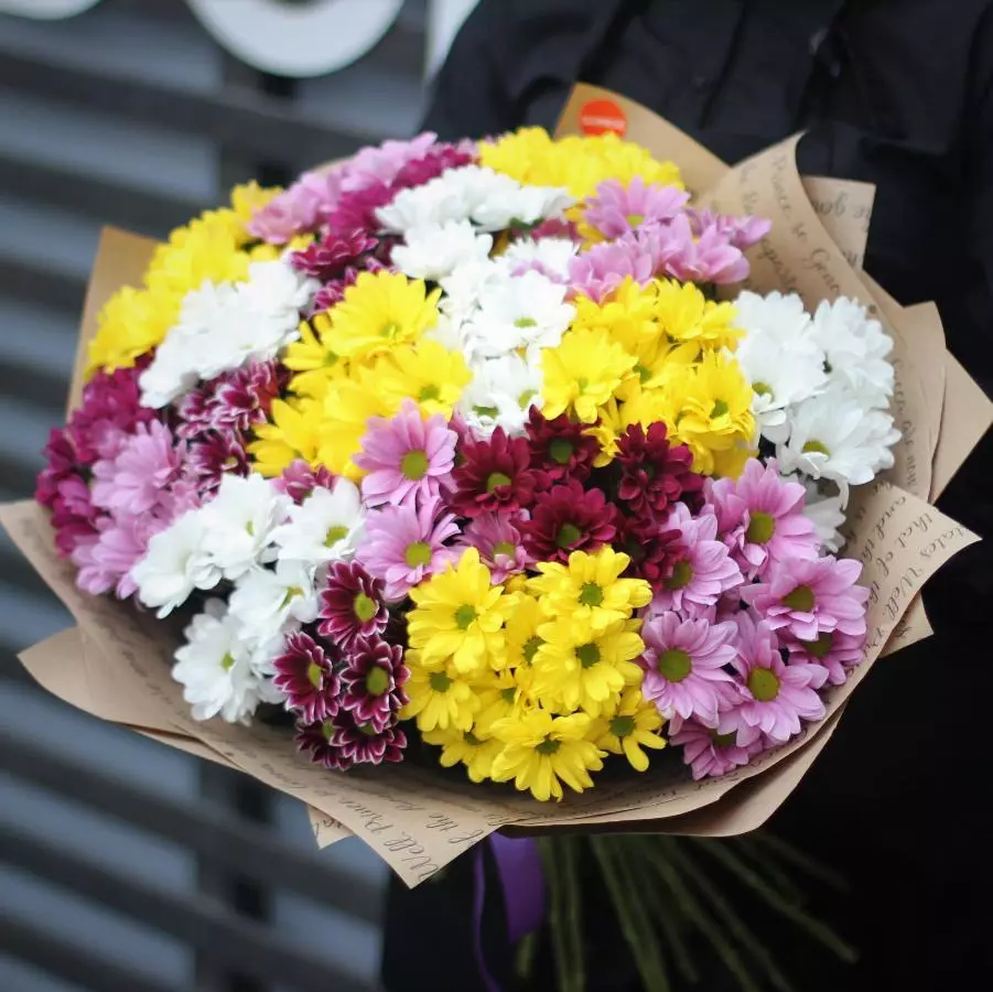 Blomster den 8. marts: Hvad giver piger og kvinder? Hvad er bedre at give min kone? Hvad sælges normalt? Hvorfor er det muligt at give tulipaner? 18190_33