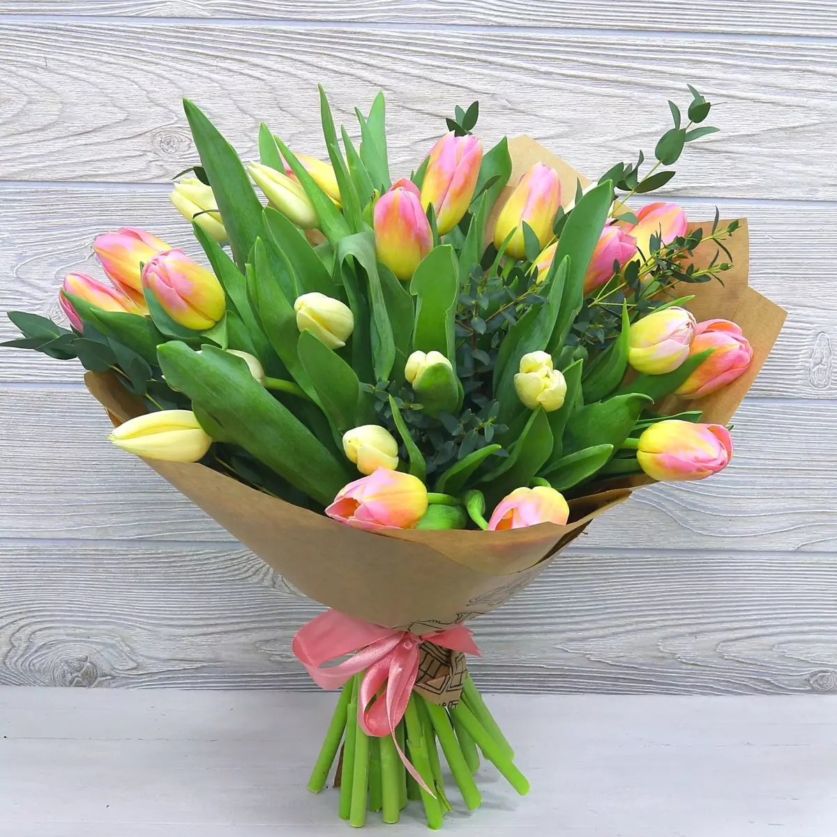 Virágok március 8-án: Mit adnak a lányok és a nők? Mi jobb, ha feleségem adni? Mit adnak el általában? Miért lehetséges a tulipánok megadása? 18190_37