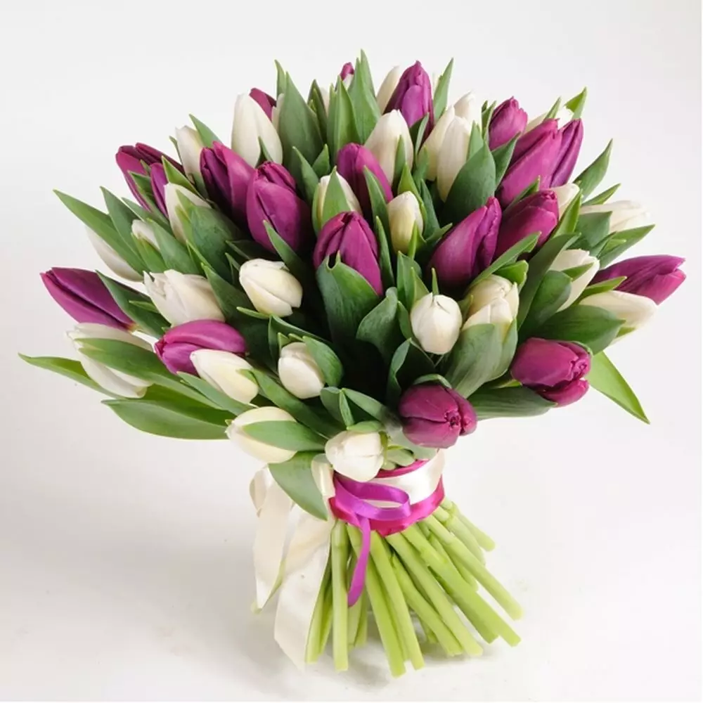 Blomster den 8. marts: Hvad giver piger og kvinder? Hvad er bedre at give min kone? Hvad sælges normalt? Hvorfor er det muligt at give tulipaner? 18190_49