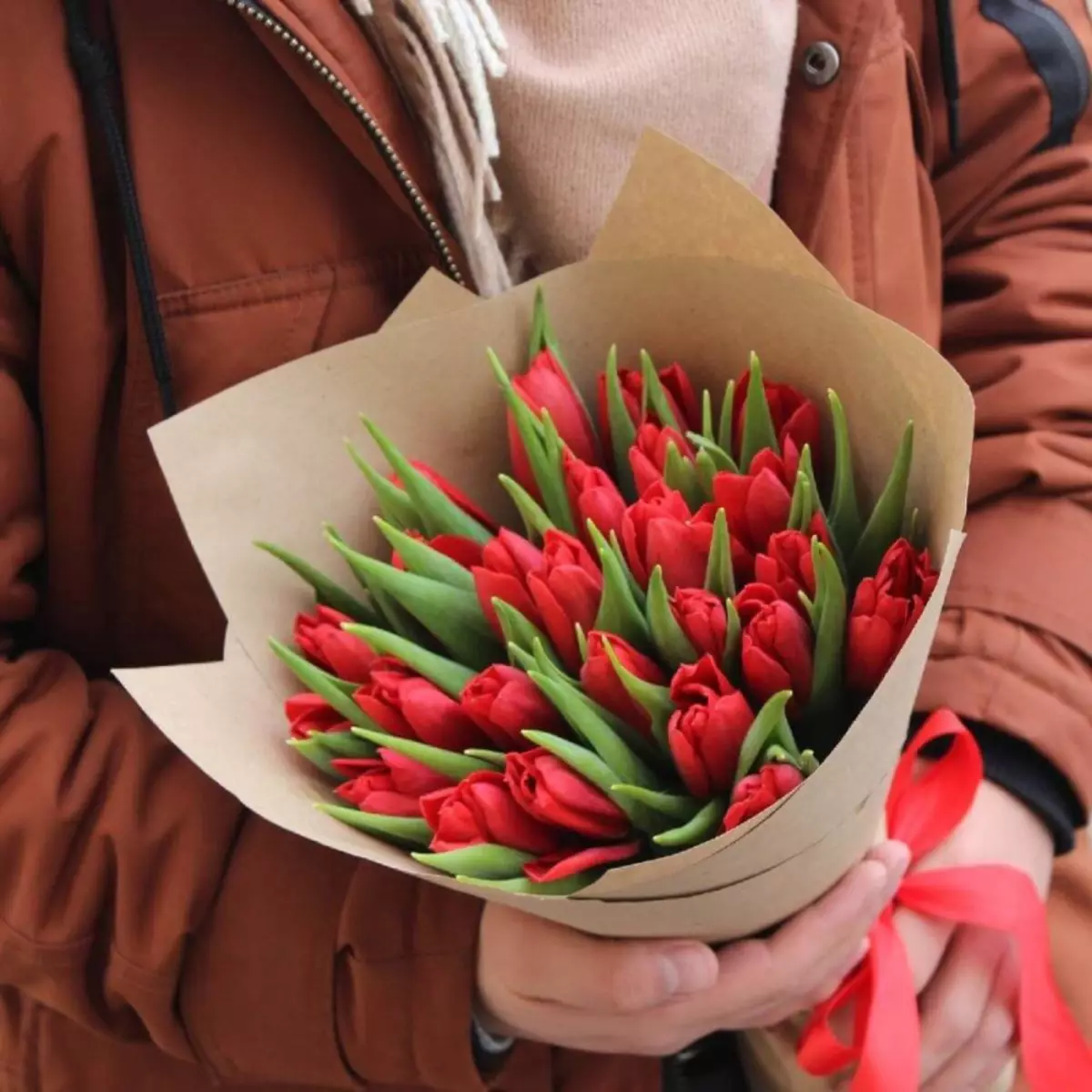 Flores o 8 de marzo: que dan as nenas e as mulleres? Que é mellor dar á miña muller? Que se vende normalmente? Por que é posible dar tulipas? 18190_5