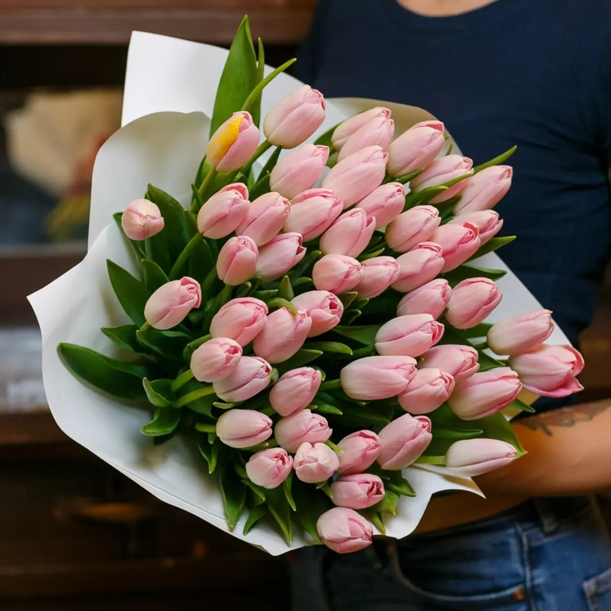 ดอกไม้วันที่ 8 มีนาคม: ผู้หญิงและผู้หญิงให้อะไร อะไรจะดีกว่าที่จะให้ภรรยาของฉัน มักจะขายอะไร ทำไมจึงเป็นไปได้ที่จะให้ดอกทิวลิป? 18190_6