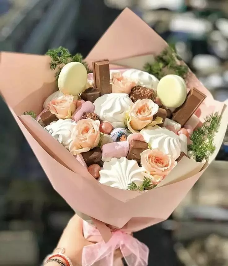 Bouquets l'8 marzo con le loro mani: mazzi insoliti di fiori per la mamma. Come fare un mazzo di carta e il bouquet femminile originale dei dolci? 18193_10