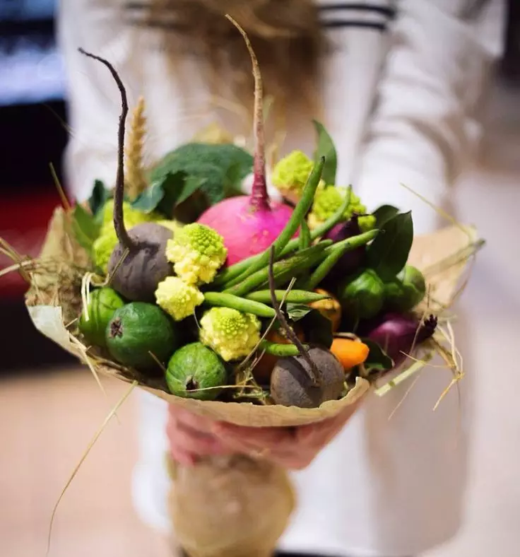 Bouquets pada 8 Maret dengan tangan mereka sendiri: Karangan bunga yang tidak biasa untuk Ibu. Bagaimana cara membuat banyak kertas dan karangan bunga asli manis? 18193_11