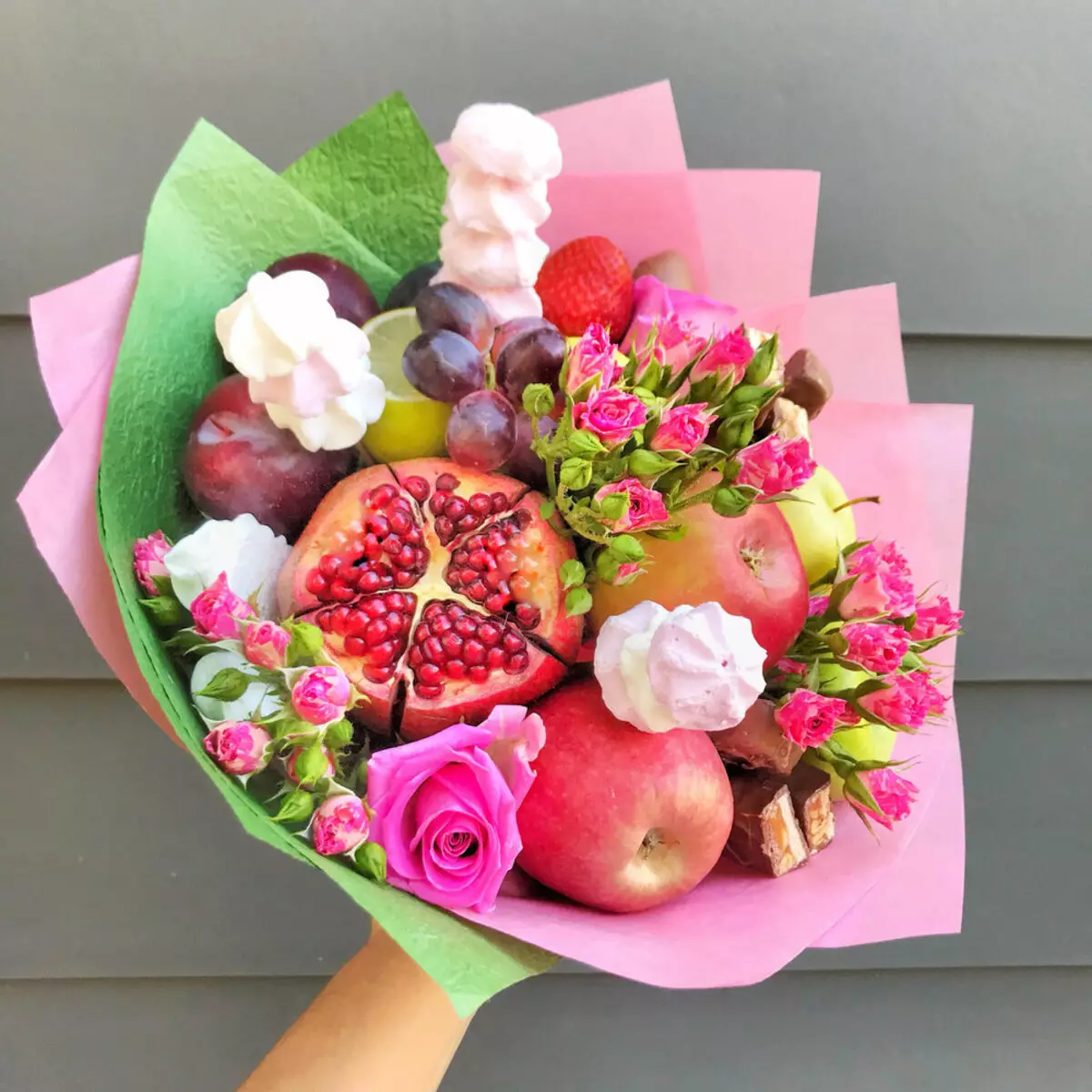 Bouquets pada 8 Maret dengan tangan mereka sendiri: Karangan bunga yang tidak biasa untuk Ibu. Bagaimana cara membuat banyak kertas dan karangan bunga asli manis? 18193_12