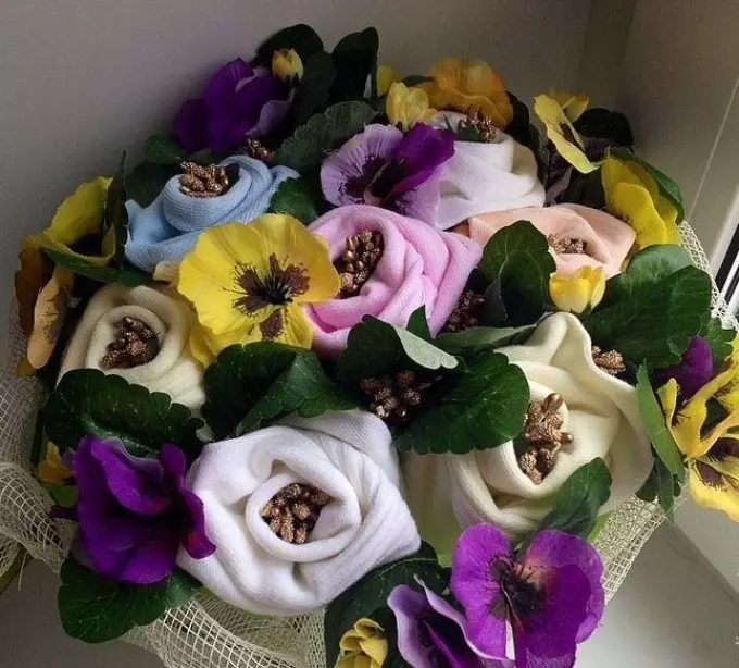 3月8日に自分の手でブーケ：ママのための花の珍しい花束。紙の束と甘い女性の花束を作る方法は？ 18193_48