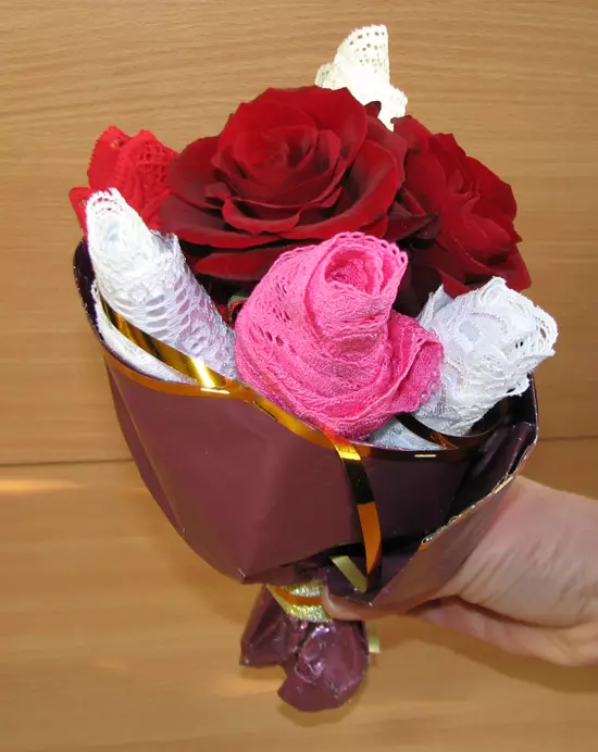Buketter 8. mars med egne hender: Uvanlige buketter av blomster for mamma. Hvordan lage en haug med papir og den opprinnelige kvinnelige buketten med søtsaker? 18193_49