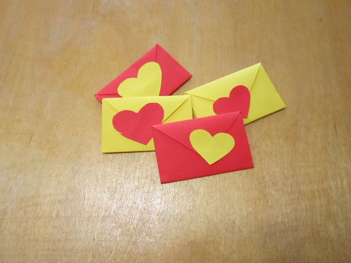 발렌타인 데이 손 (101 사진) : 2 월 14 일 엽서를 만드는 방법은 무엇입니까? 아름답고 원본. 발렌타인 데이를위한 수제 엽서를 둘러싸고 있습니다 18209_16