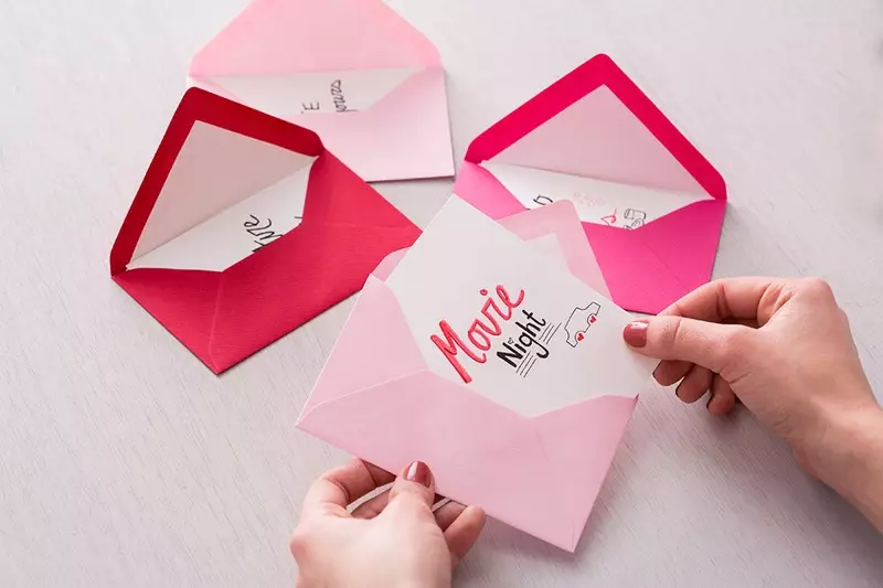 발렌타인 데이 손 (101 사진) : 2 월 14 일 엽서를 만드는 방법은 무엇입니까? 아름답고 원본. 발렌타인 데이를위한 수제 엽서를 둘러싸고 있습니다 18209_82