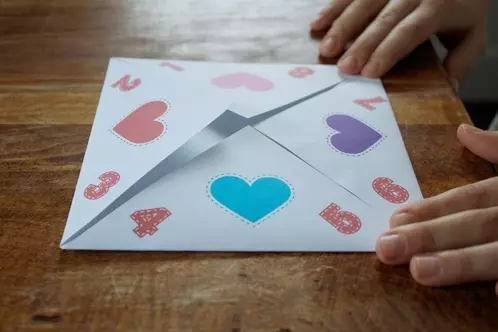 발렌타인 데이 손 (101 사진) : 2 월 14 일 엽서를 만드는 방법은 무엇입니까? 아름답고 원본. 발렌타인 데이를위한 수제 엽서를 둘러싸고 있습니다 18209_89