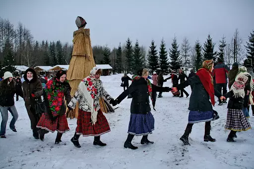 Maslenkaya settimana - tradizioni di giorno: il nome e significati di ogni giorno sul Carnevale, segni e costumi 18212_4