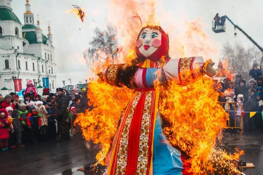 Boneka lan karnaval sing diisi (30 foto): Napa karnaval Baba diobong? Saka ngendi tradhisi ngobong overama kasebut? Sejarah 18213_16