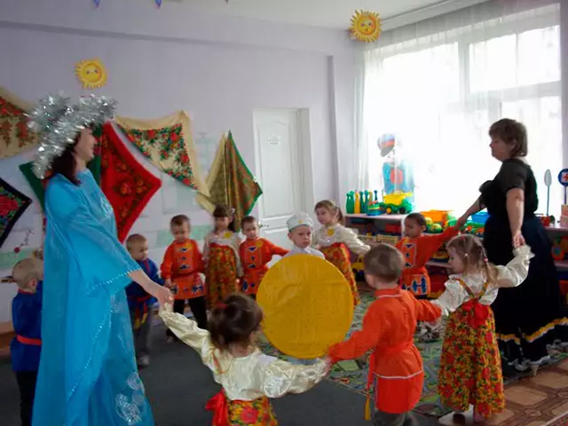 Games voor kinderen op maslenitsa: kinder wedstrijden binnen, carnaval taken op de straat, spelprogramma en folk plezier 18223_21