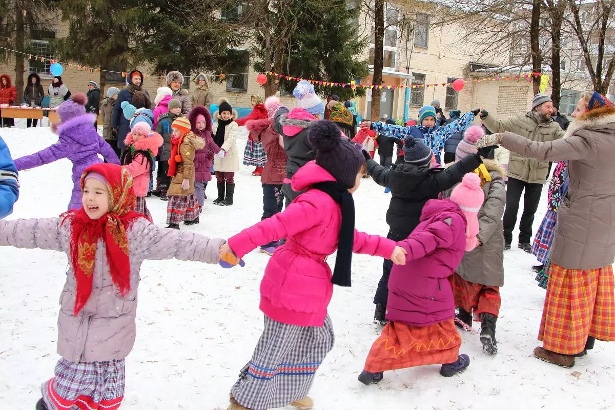Games voor kinderen op maslenitsa: kinder wedstrijden binnen, carnaval taken op de straat, spelprogramma en folk plezier 18223_23